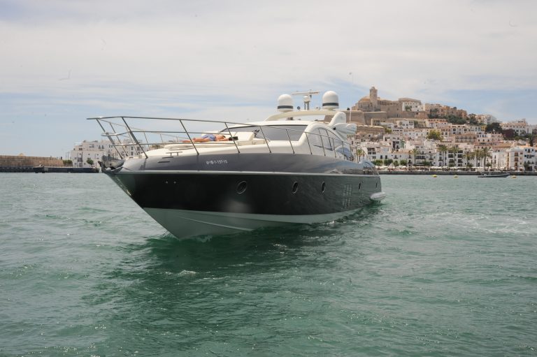Bow of Azimut 68 Abril - Yacht in Ibiza