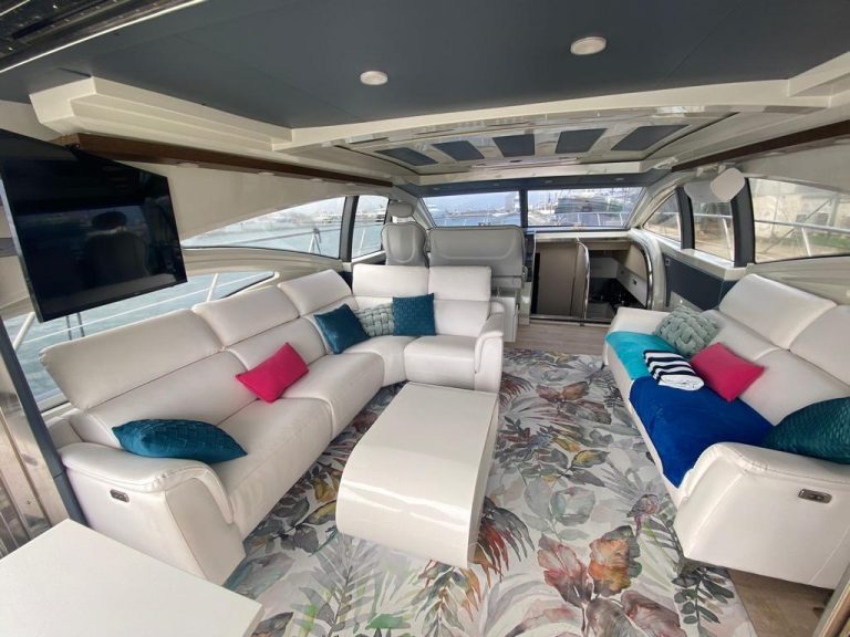 Lounge 3 of Azimut 68 Abril - Yacht in Ibiza