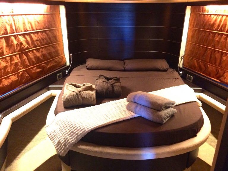 Cabin of Azimut 68 Abril - Yacht in Ibiza