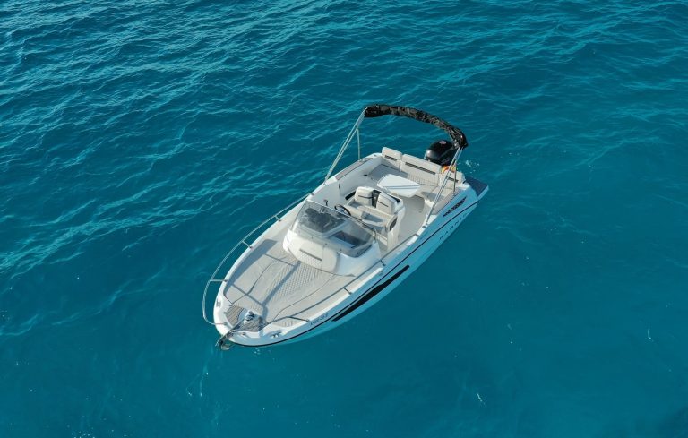 Bow sundeck of Karnic SL 602 Mareri - Motorboat in Ibiza