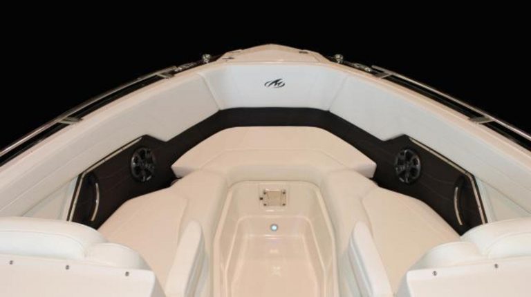 Bow sundeck of Monterey 268 Just fly - Motorboat in Ibiza