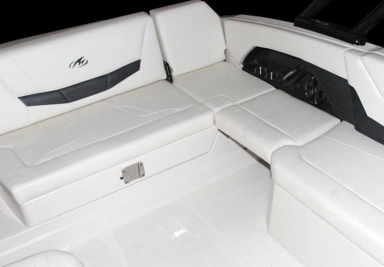 Cockpit of Monterey 268 Just fly - Motorboat in Ibiza