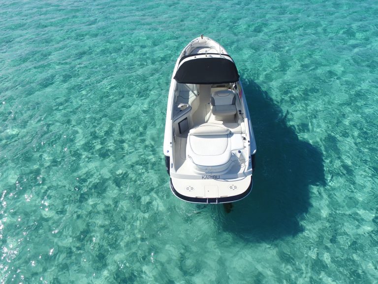 Stern of Monterey 298 SS Karibu - Motorboat in Ibiza