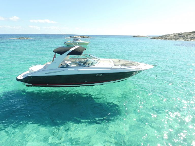 Starboard view of Monterey 298 SS Karibu - Motorboat in Ibiza