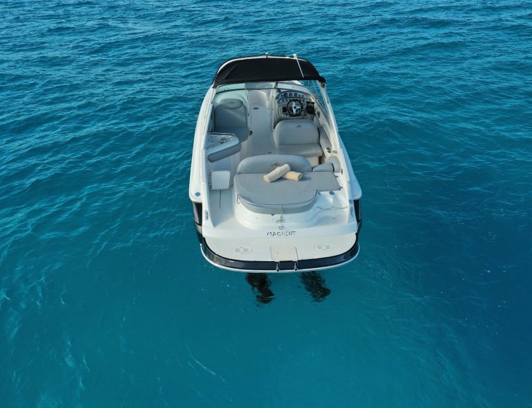 Stern of Monterey 298 Machine - Motorboat in Ibiza