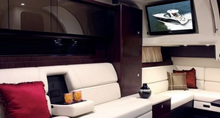 Cabin of Monterey 355 Andrea - Motorboat in Ibiza