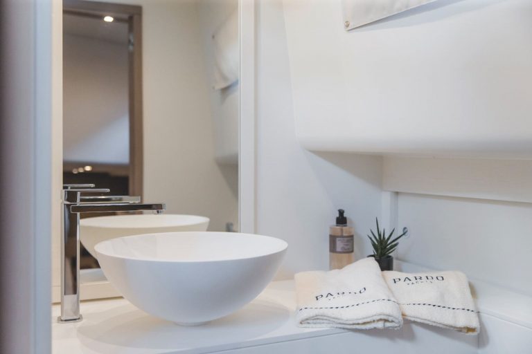 Bathroom of Pardo 50 Horizon - Yacht in Ibiza