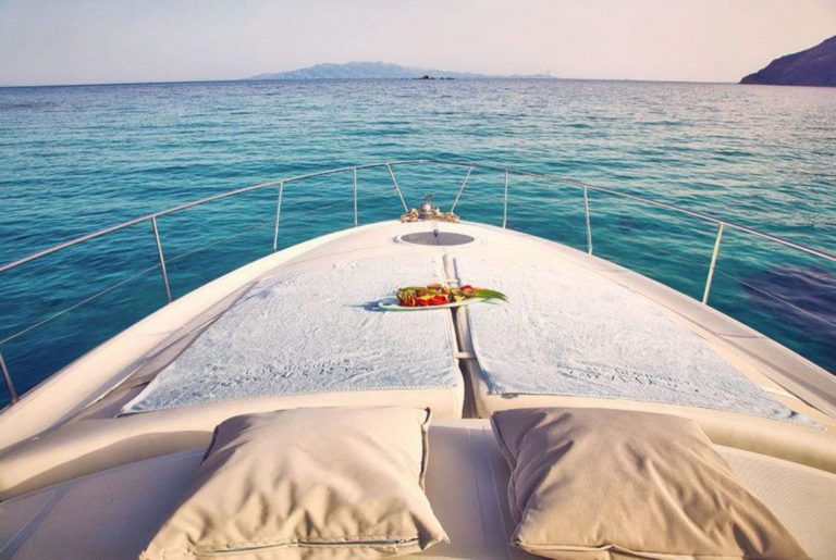 Bow sundeck of Pershing 43 Nina - Yacht in Ibiza