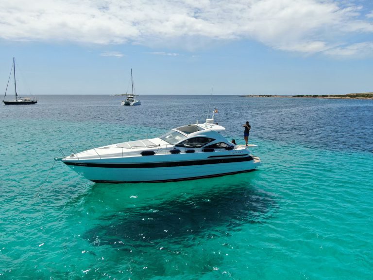Port view of Pershing 43 Nina - Yacht in Ibiza