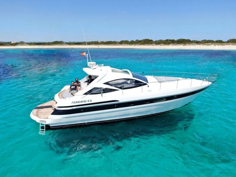 Starboard view of Pershing 43 Nina - Yacht in Ibiza