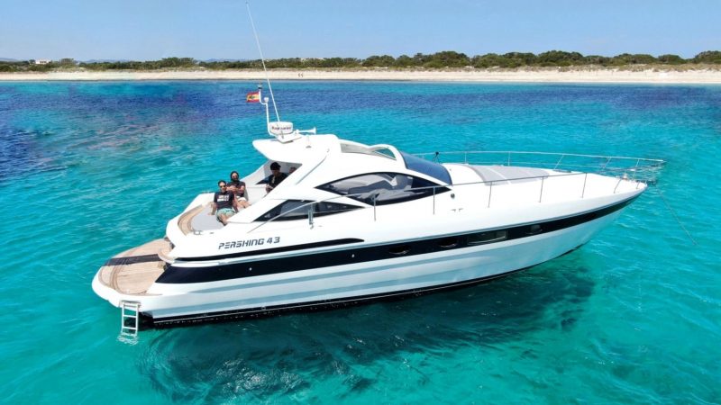 Starboard view of Pershing 43 Nina - Yacht in Ibiza