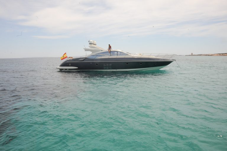 Starboard view of Azimut 68 Abril - Yacht in Ibiza