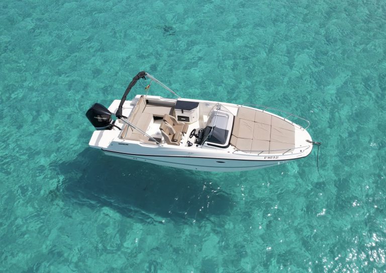 Bow sundeck of Quicksilver Activ 755 Just do - Motorboat in Ibiza