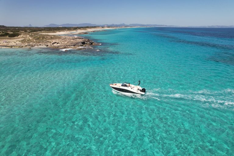 Sailing of Quicksilver Activ 875 Sundeck Just feel - Motorboat in Ibiza