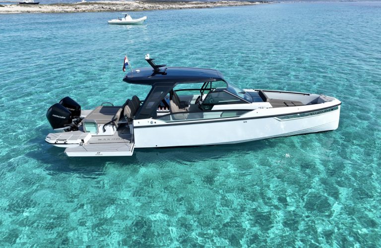 Starboard view of Saxdor 320 GTO Space of Ibiza - Motorboat in Ibiza