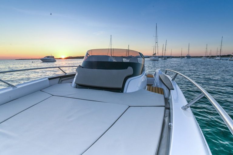 Sundeck of Sessa Marine Key Largo 27 Just Love - Motorboat in Ibiza