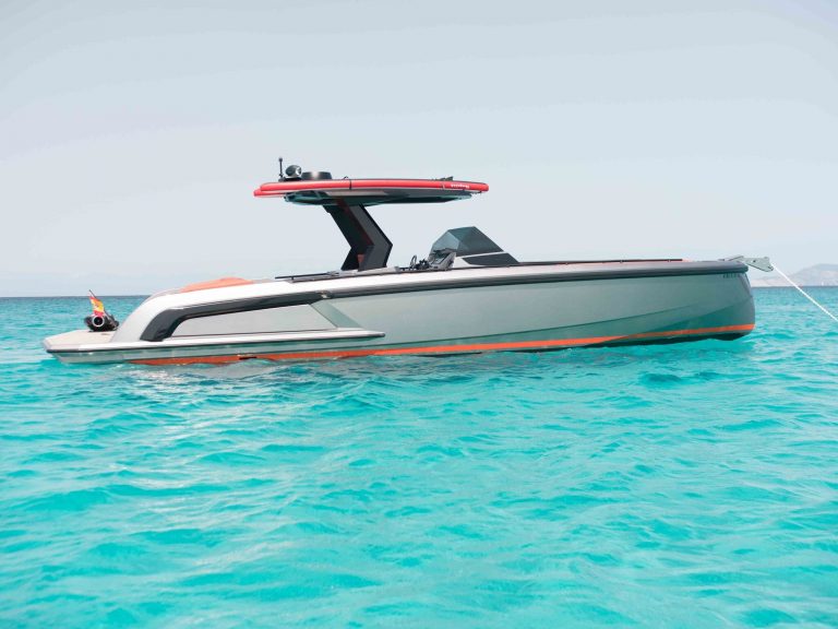 Starboard view of Vanquish VQ40 Caja tres - Yacht in Ibiza