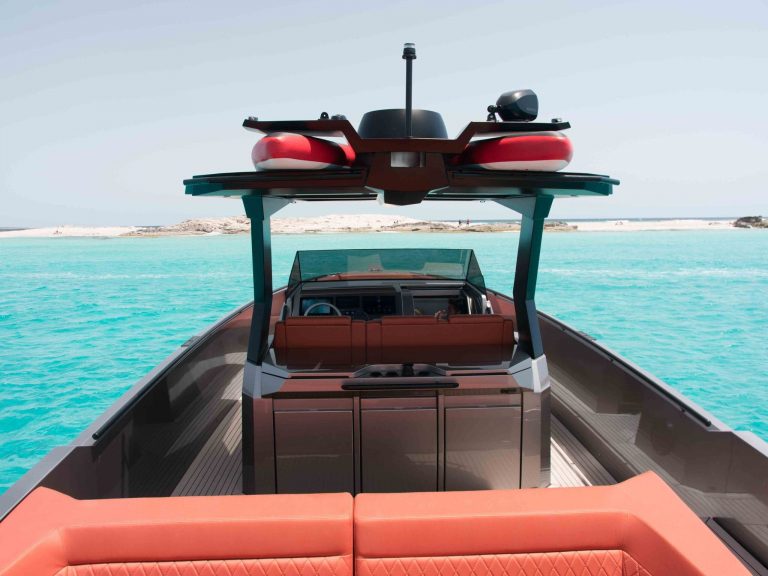 Deck of Vanquish VQ40 Caja tres - Yacht in Ibiza