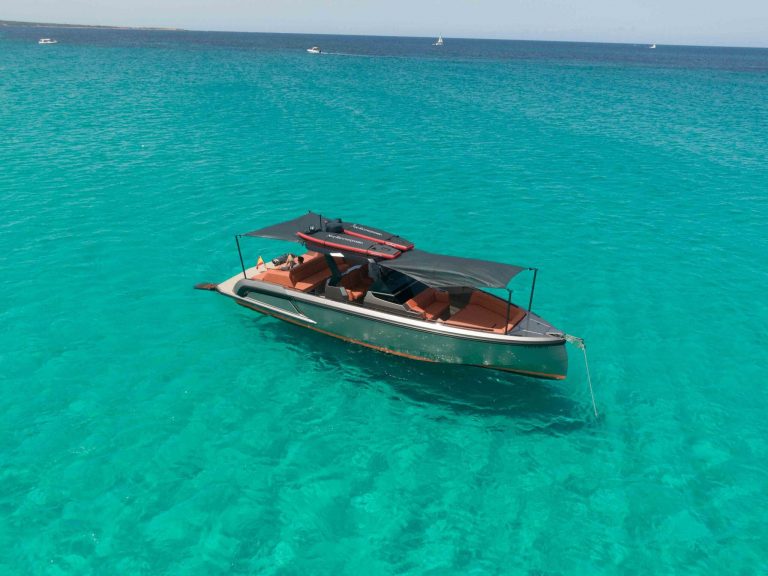 Starboard view of Vanquish VQ40 Caja tres - Yacht in Ibiza