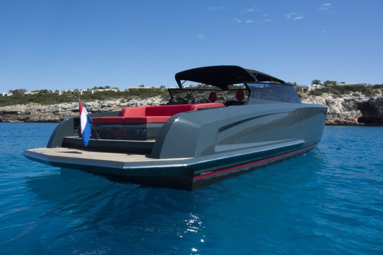 Stern of Vanquish VQ48 Lady Thunder - Yacht in Ibiza