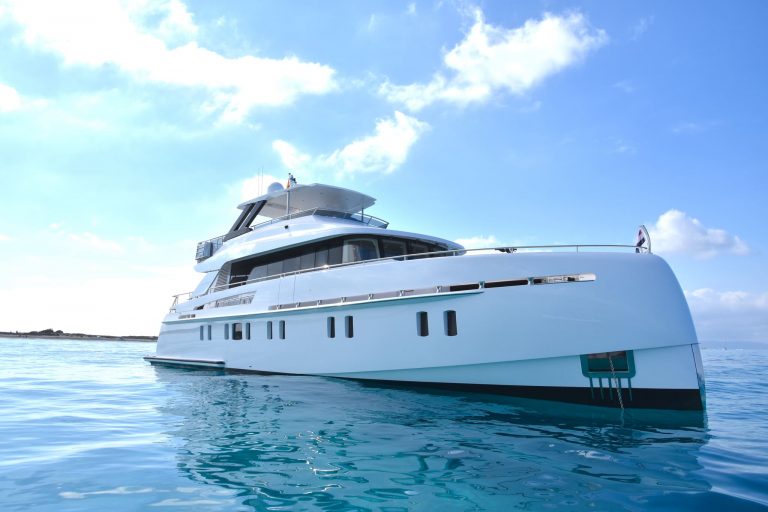 Starboard view of Vanquish VQ 82 Sea Story - Yacht in Ibiza