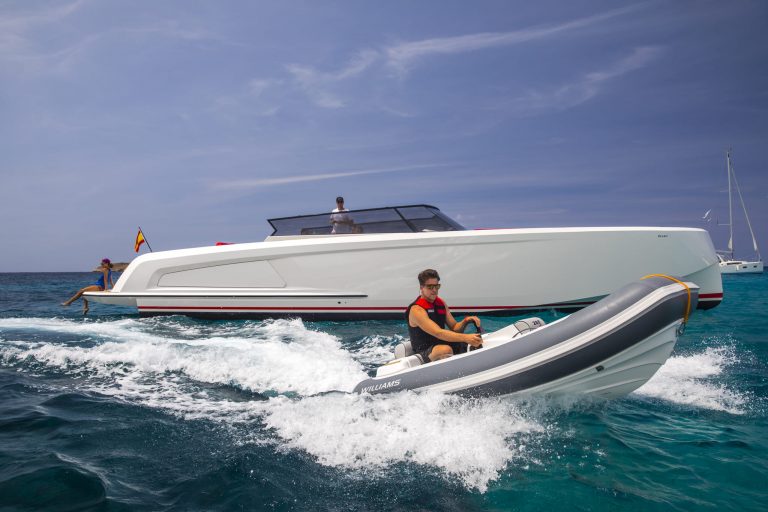 Starboard view of Vanquish VQ54 Diva - Yacht in Ibiza