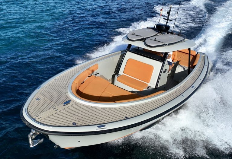 Bow of Wajer 38S Popeye - Motorboat in Ibiza