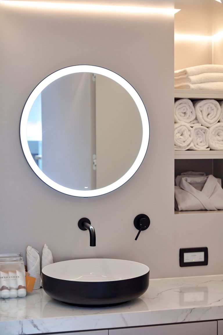 Bathroom of Waterdream 65 California Sir Hotel - Yacht in Ibiza