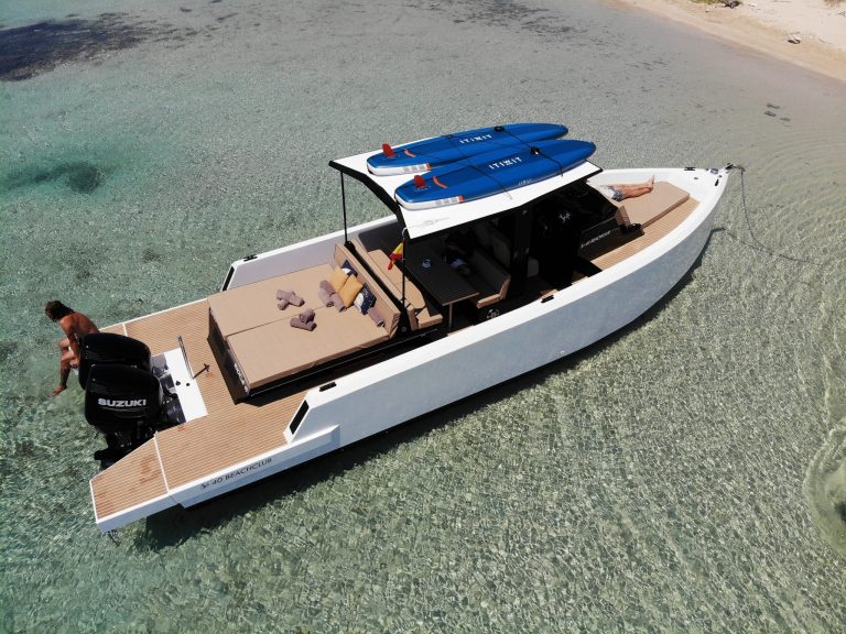 Starboard view of Scorpion 40 Beach Club Freedom - Yacht in Ibiza
