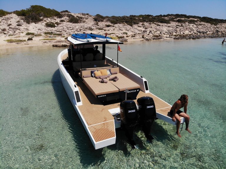 Stern of Scorpion 40 Beach Club Freedom - Yacht in Ibiza