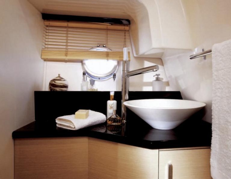 Bathroom of Sessa Marine Key Largo 30 Pantera Rosa - Motorboat in Ibiza