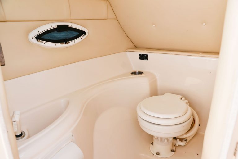Bathroom of Monterey 278 SS Xatona - Motorboat in Ibiza