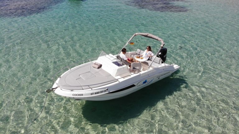 Sundeck of Pacific Craft 650 Cocker - Motorboat in Ibiza
