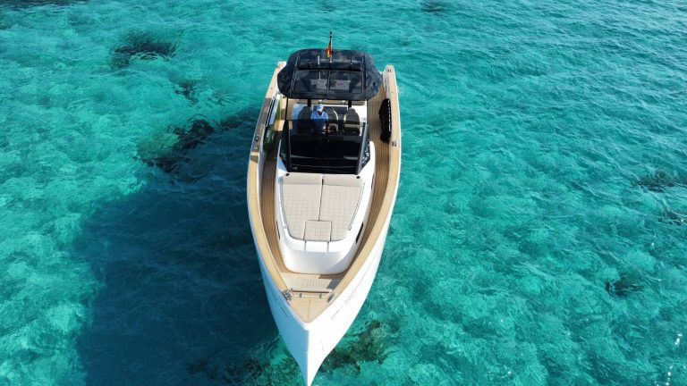 Bow sundeck of Pardo 43 Yume - Yacht in Ibiza