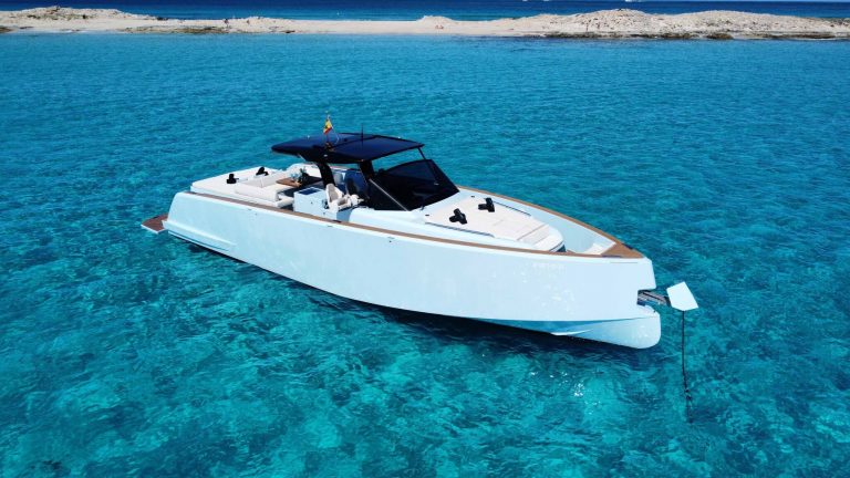 Bow sundeck of Pardo 50 I'm off - Yacht in Ibiza