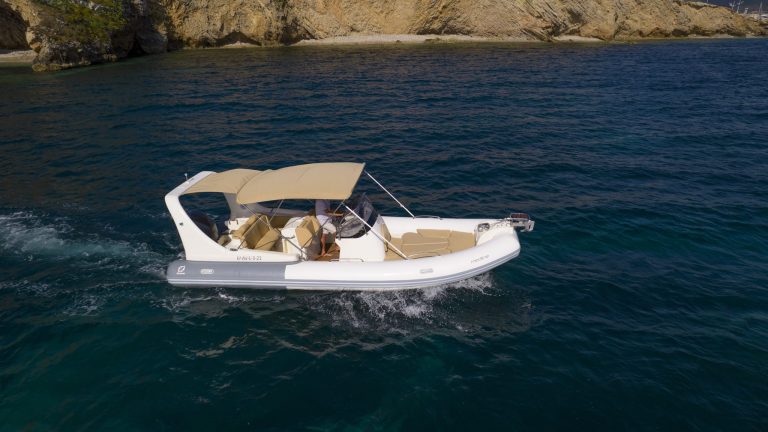 Starboard view of Zodiac Medline 3 Beya - Inflatable boat in Ibiza