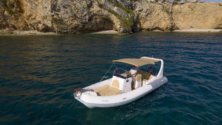 Port view of Zodiac Medline 3 Beya - Inflatable boat in Ibiza