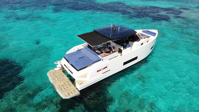 Starboard view of De Antonio D42 Fly100 - Yacht in Ibiza