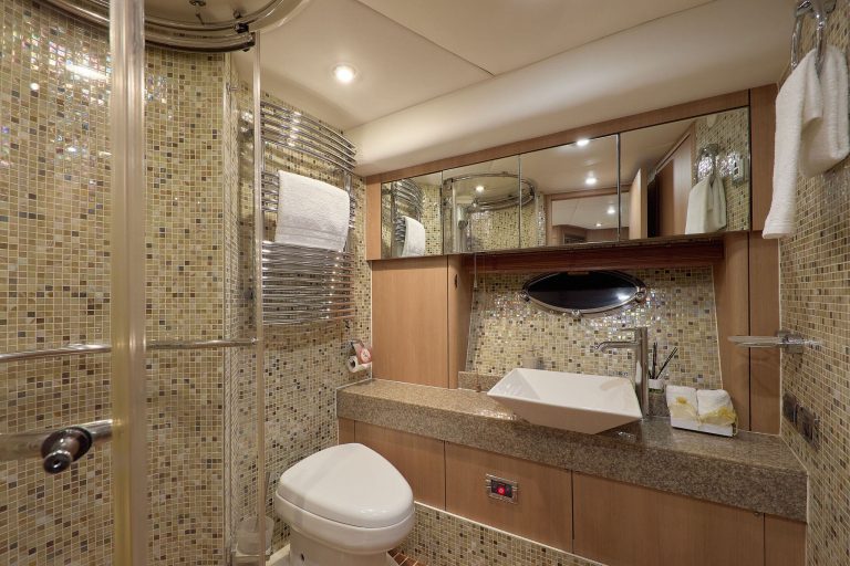 Bathroom of Sunseeker Predator 72 N9 - Yacht in Ibiza