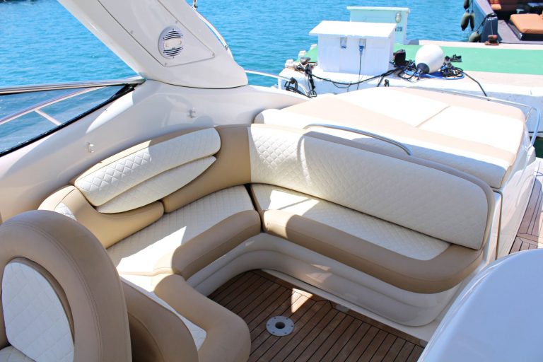 Cockpit 2 of Cranchi Endurance 41 Abi Uno - Motorboat in Ibiza