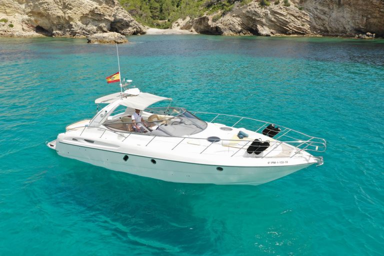 Starboard view of Cranchi Endurance 41 Abi Uno - Motorboat in Ibiza