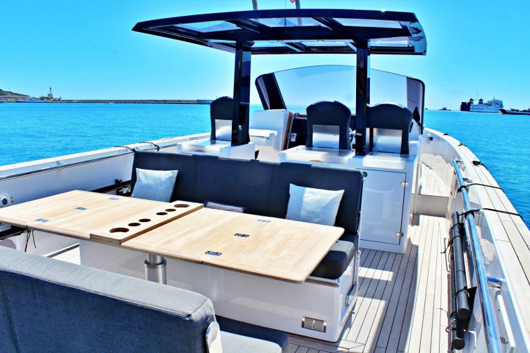 Stern table of Fjord 40 Open Celebrate - Yacht in Ibiza