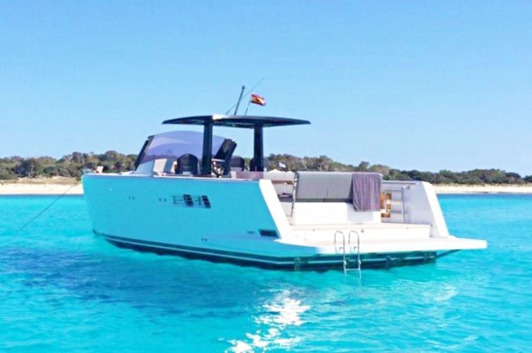 Stern of Fjord 40 Open Celebrate - Yacht in Ibiza