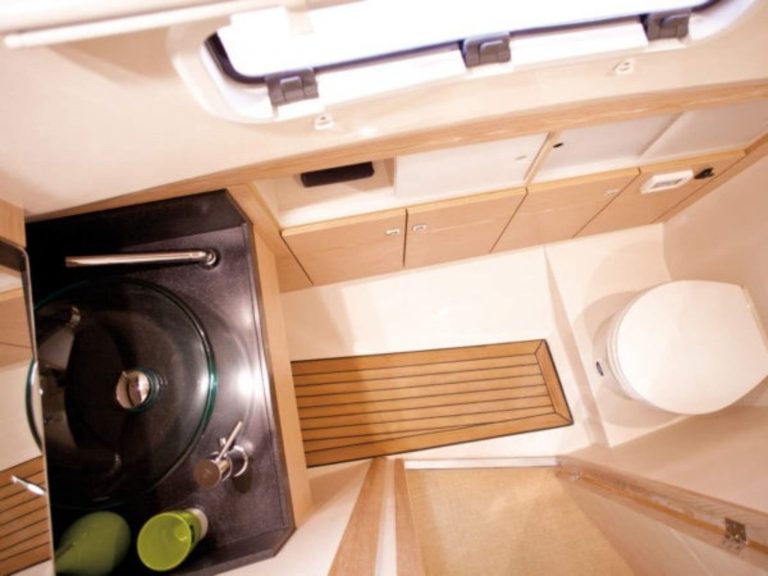 Bathroom of Fjord 40 Open Celebrate - Yacht in Ibiza