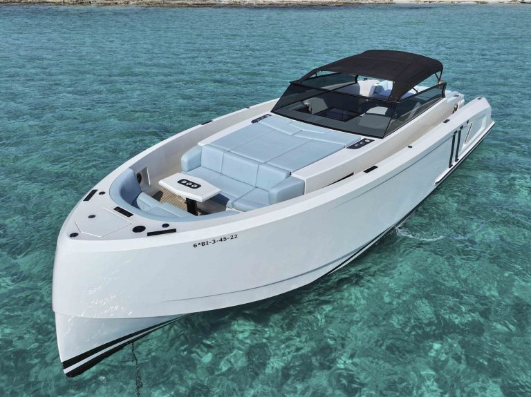 Bow sundeck of Vanquish VQ45 Victory - Yacht in Ibiza