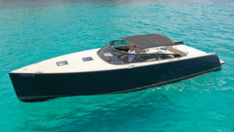 Bow of Van Dutch 40 Alchemist - Yacht in Ibiza