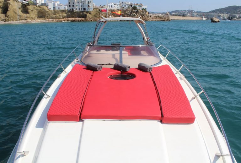 Bow sundeck of Sunseeker Apache 45 La gata - Yacht in Ibiza