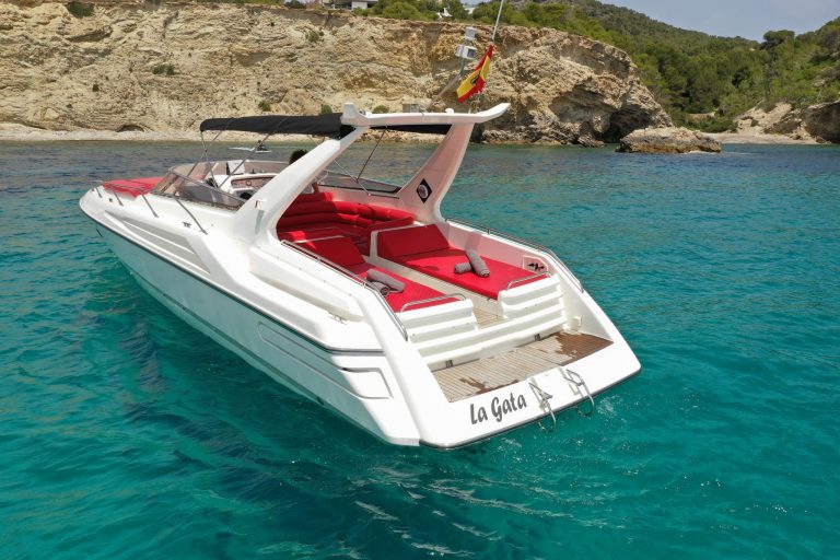 Stern of Sunseeker Apache 45 La gata - Yacht in Ibiza