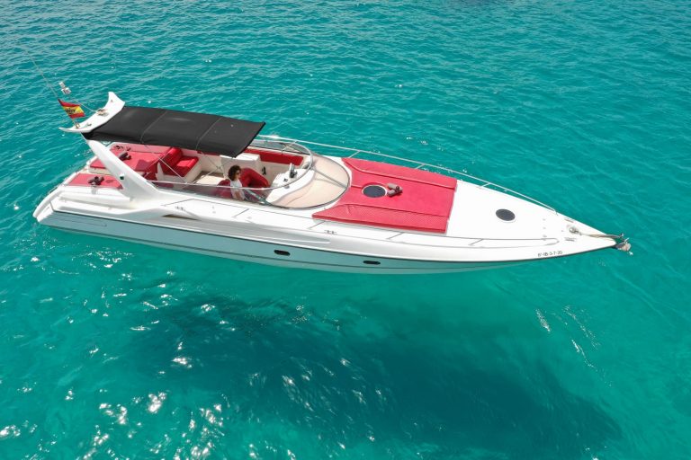 Starboard view of Sunseeker Apache 45 La gata - Yacht in Ibiza