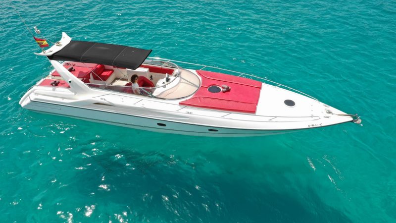 Starboard view of Sunseeker Apache 45 La gata - Yacht in Ibiza